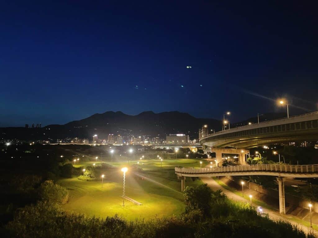 基隆河河濱自行車道 ─ 社子大橋上遠眺自行車道
